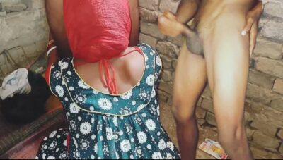 Bengali pati patni ko dost se Sex karwa aur video banake viral Kiya .Desi devar bhabhi aunty Indian outdoor Village wife hard